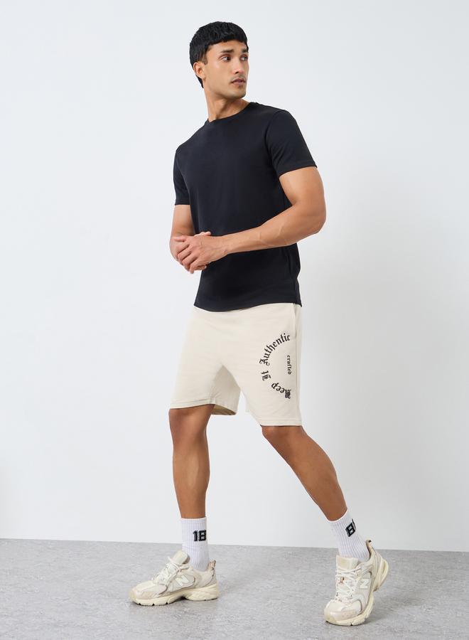 ستايلي شورت بطبعة شعار وقصة عادية - Image 1